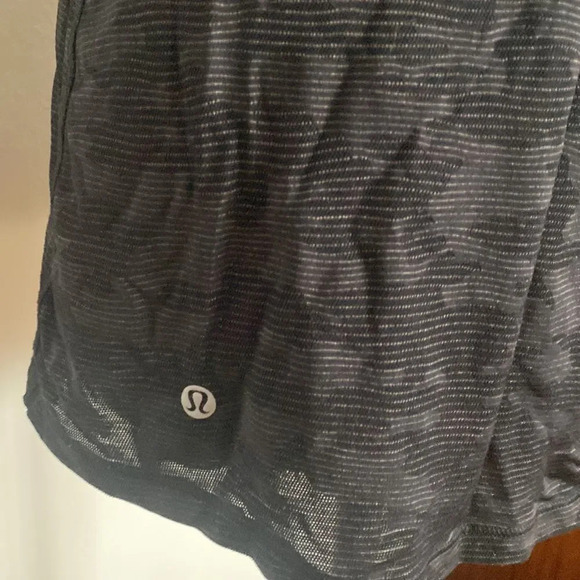 Lululemon black tank top sz 6 camo stripe print great pre owned condition - Picture 5 of 6